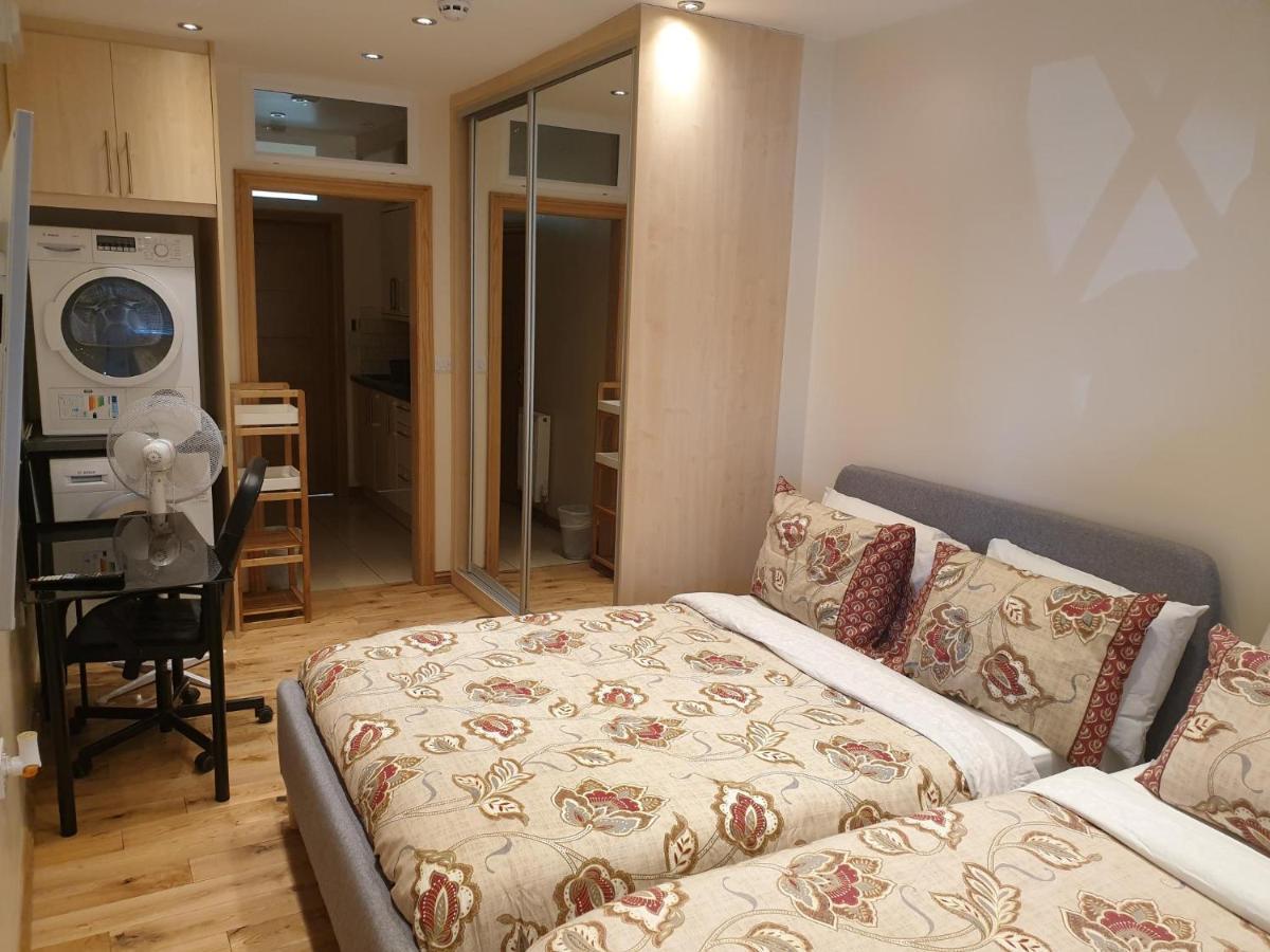 London Luxury Apartments 1Min Walk From Underground, With Free Parking Free Wifi ภายนอก รูปภาพ